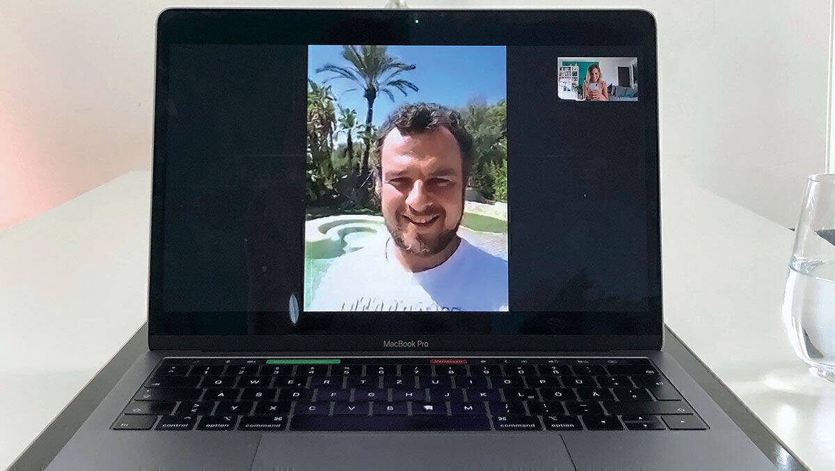 Wir treffen Dominik Matyka in seinem Ferienhaus auf Mallorca – virtuell natürlich. Den Garten mit Pool zeigt er uns trotzdem.