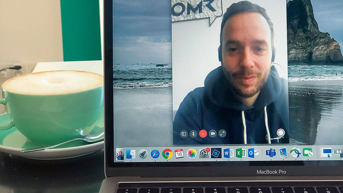 Philipp Westermeyer im Hamburger OMR-Büro. Via Facetime mit der W&V-Redaktion verbunden.