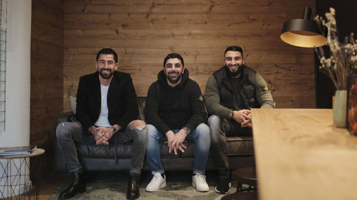 Kerem Demirbay (li), derzeit Mittelfeldspieler bei Bayer Leverkusen, und seine Unterstützer.
