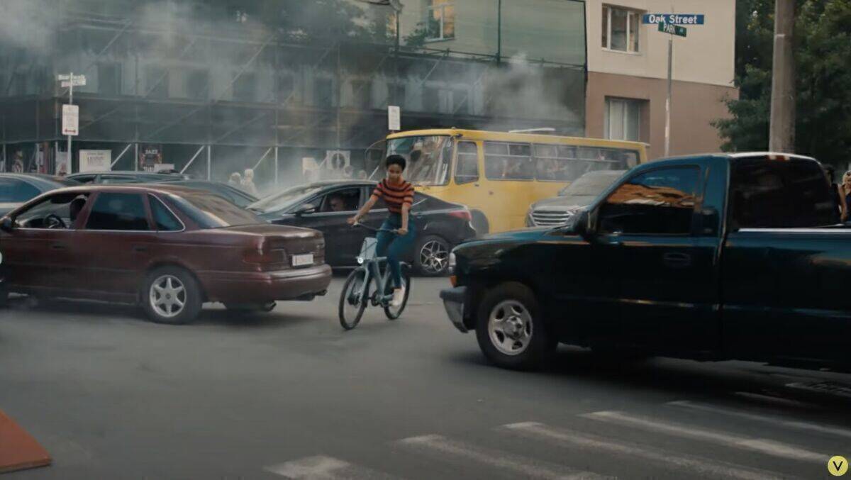 Im neuen Spot von VanMoof qualmt und stinkt es wie im Zeitalter der Zweitaktmotoren.