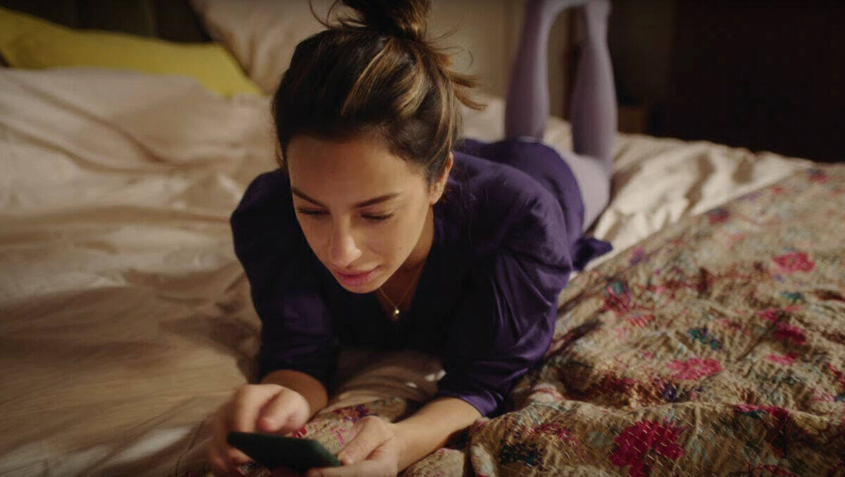 Gizem Emre im Bumble-Spot.