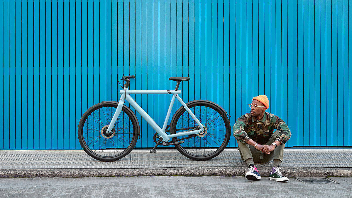 Klare Designsprache Austauschbar sind die Fahrräder von Van Moof nicht. Mit ihrem breiten Rahmen und den eingebauten Vor- und Rücklichtern im Rahmen bedienen die Holländer den Geschmack einer urbanen, hippen Zielgruppe ohne zu spitz zu werden.