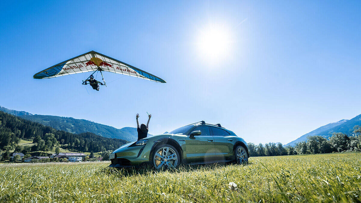 Abseits der Straße: Taycan Cross Turismo mit Drachenfliegerin Corinna Schwiegershausen.