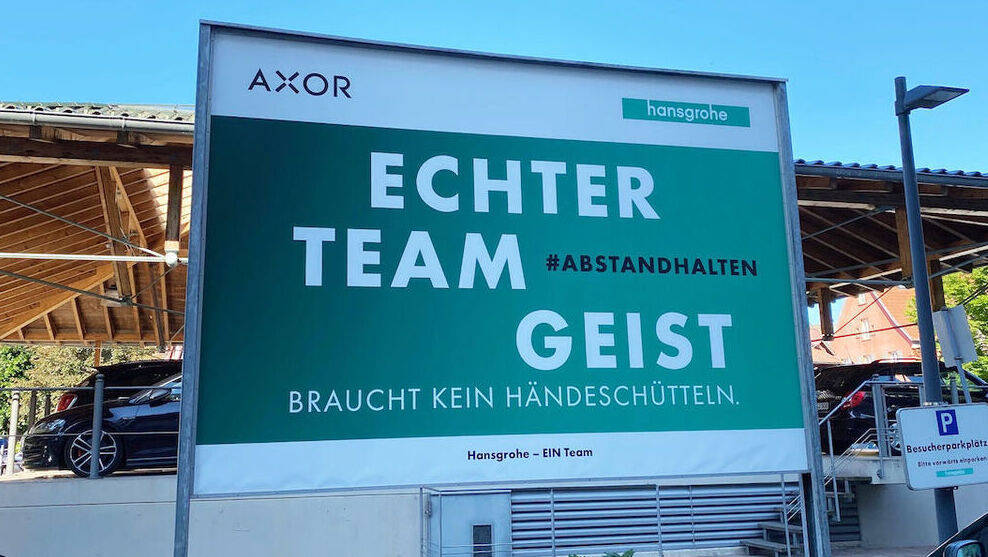 Motivation für die Mitarbeiter: Ein Großflächenplakat ist überall in den Hansgrohe-Werken angebracht.