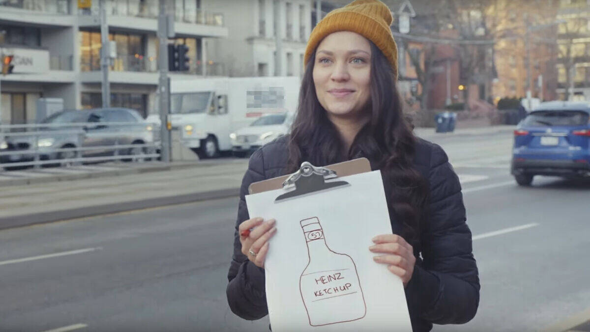 Eine Teilnehmerin präsentiert ihre Ketchup-Zeichnung.