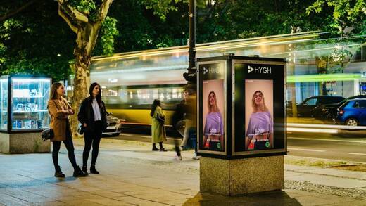 Premium-Standorte: Hygh stattet die Glasvitrinen am Kudamm mit Displays aus.