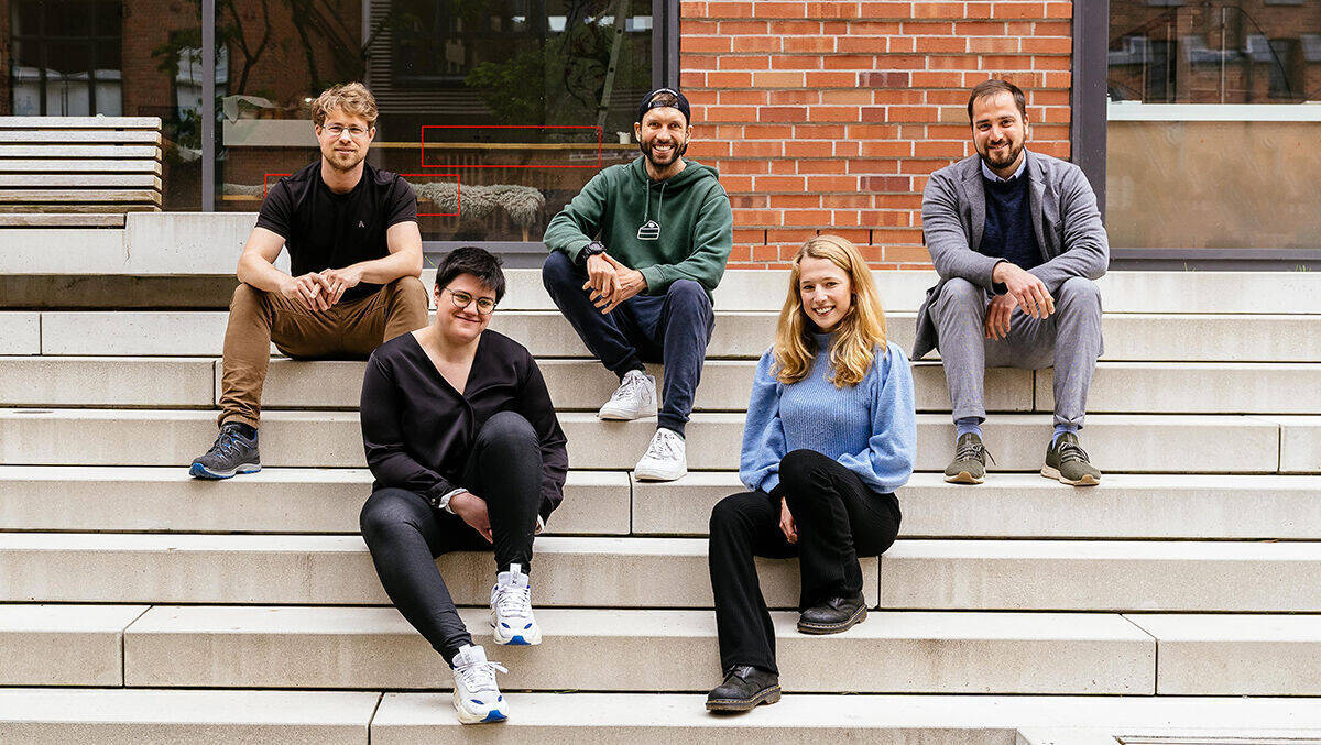 Das Ourdio-Gründer:innen-Team: oberen Reihe (v.l.) Johannes Knippenberg, Falk Scheller, Krishen Mertens und in der unteren Reihe Eva Kokinaki und Lissy Grashoff.