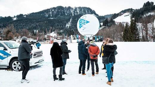 Velo-Chef Jochen Hiller mit Pressevertretern unweit der Streif.