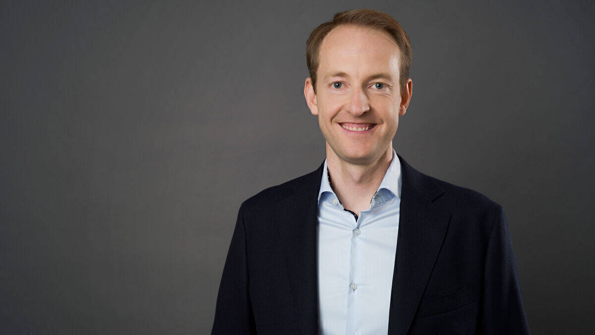 Schwarzes Jackett und schwarzer Anzug sehen nicht gerade nach Spielspaß aus. Doch der spießige Schein des Fotos trügt. Im Videointerview gibt sich Florian Gmeiner lustig. Er plaudert aus dem Nähkästchen, während seine Kinder im Hintergrund spielen, und holt sogar kurz eine Tochter vor die Kamera, die stolz präsentiert, was sie aus den Überresten ihres Lego-Adventskalenders gebastelt hat.
