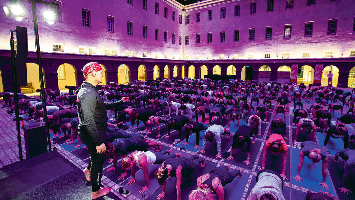 Mit kostenlosen Yoga- und Trainingssessions bindet Lululemon die Kunden an die Marke. Damit erreicht sie, dass die Fans trotz Billigkonkurrenz bereit sind, für eine Sportleggings eine dreistelligen Betrag hinzublättern.