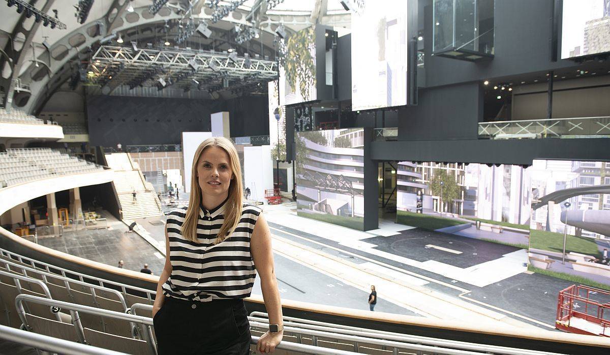 Bettina Fetzer, Marketing-Chefin von Mercedes-Benz Cars, präsentiert neue Ideen für den IAA-Auftritt der Marke.