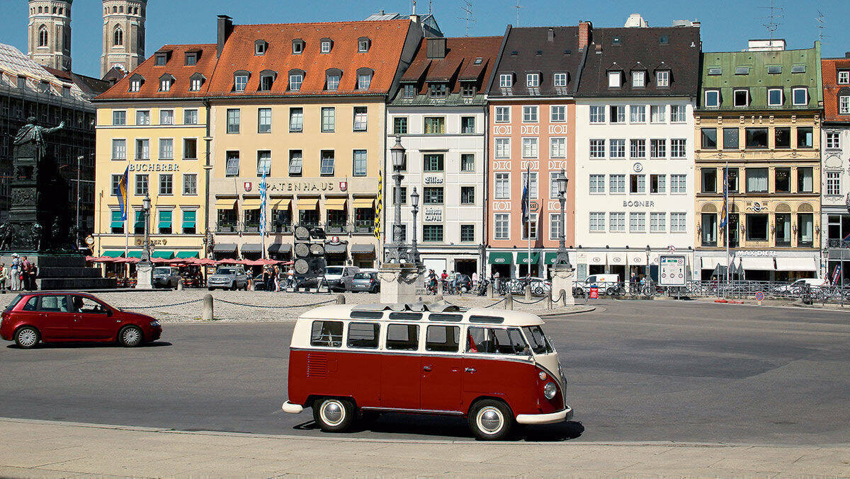 Der Bulli T1 auf einer seiner Touren durch die Münchner Innenstadt. Das Schiebedach und die Panoramafenster gibt es nur in der Deluxe-Version.