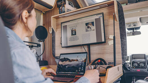 Ein aufklappbarer Tisch ist das zentrale Element des "Home Office on Wheels" vom Camperhersteller Sunlight.
