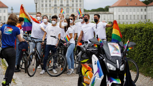 Sponsor BMW beim CSD München. Andere Unternehmen färben nur ihr Logo.