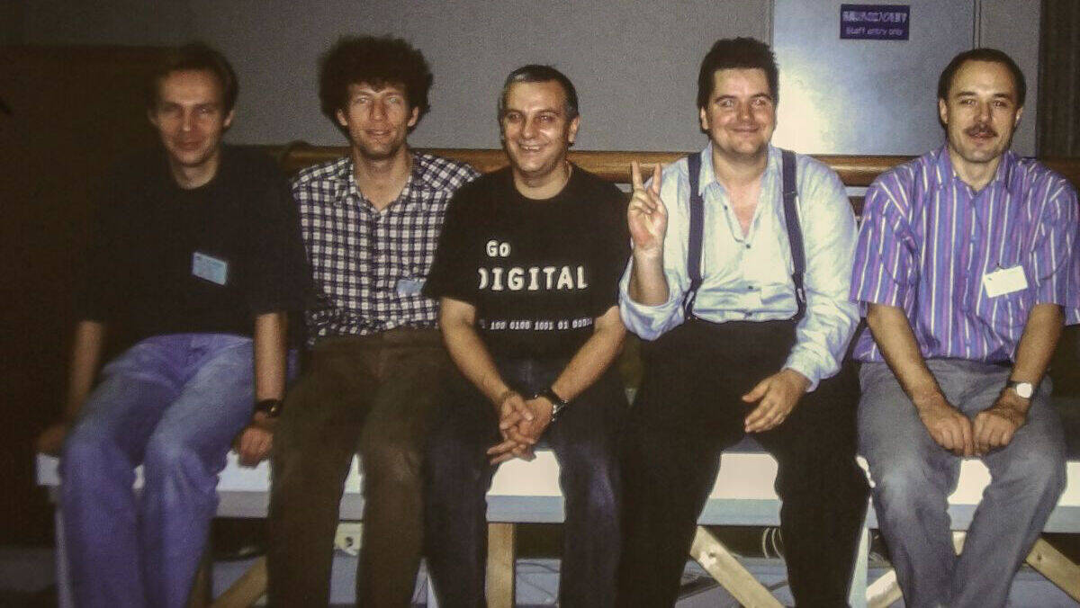 Das Art+Com-Quartett Axel Schmidt, Joachim Sauter, Gerd Grüneis, Pavel Mayer (v.l., im Jahr 1994) hat Terravision entwickelt. Rechts im Bild Andreas Bläse (DeTe Berkom).