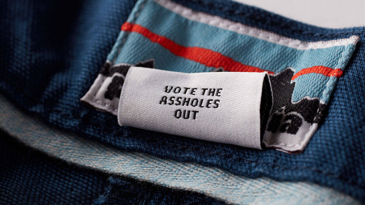 Die US-amerikanische Premium-Outdoormarke Patagonia nähte im Herbst 2020 kurz vor den Präsidentschaftswahlen in seine Stand-up-Shorts den Aufruf „Vote the assholes out“ ein. Das richte sich an alle Politiker, die die Klimakrise leugnen würden, nahm das Unternehmen damals zu der Aktion Stellung.