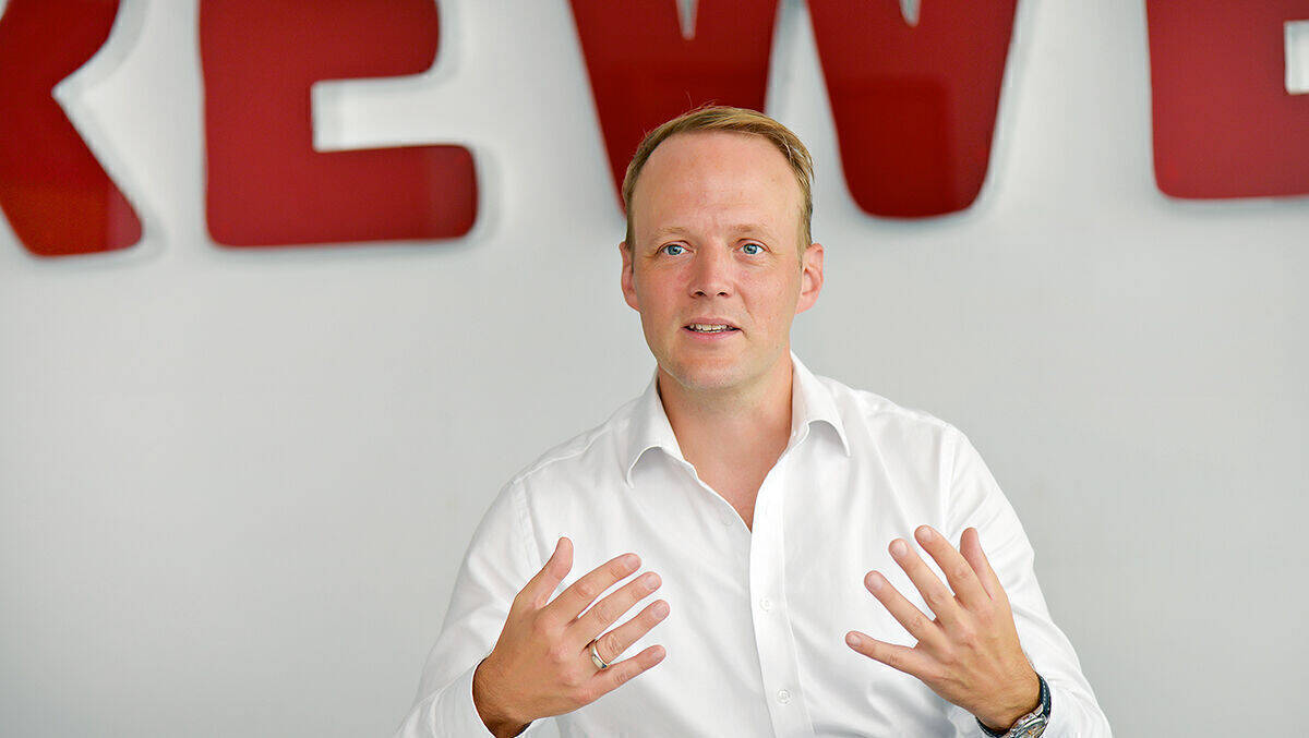 Clemens Bauer kam 2012 zur Rewe Group und leitet seit Juli 2020 das Marketing der Rewe Markt GmbH. In seinen Verantwortungs­bereich fällt auch die Gestaltung der Eigenmarken sowie das Mediageschäft für die Rewe Group. 