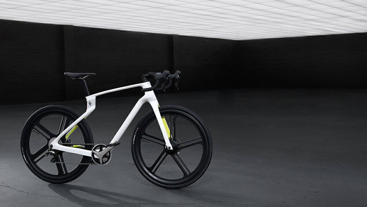 Der kalifornische Fahrradhersteller Superstrata hat mit der Technologie von Arevo das weltweit erste Unibody-­Carbon-Bike vorgestellt, gefertigt aus einem einzigen Stück Kohlefaser.