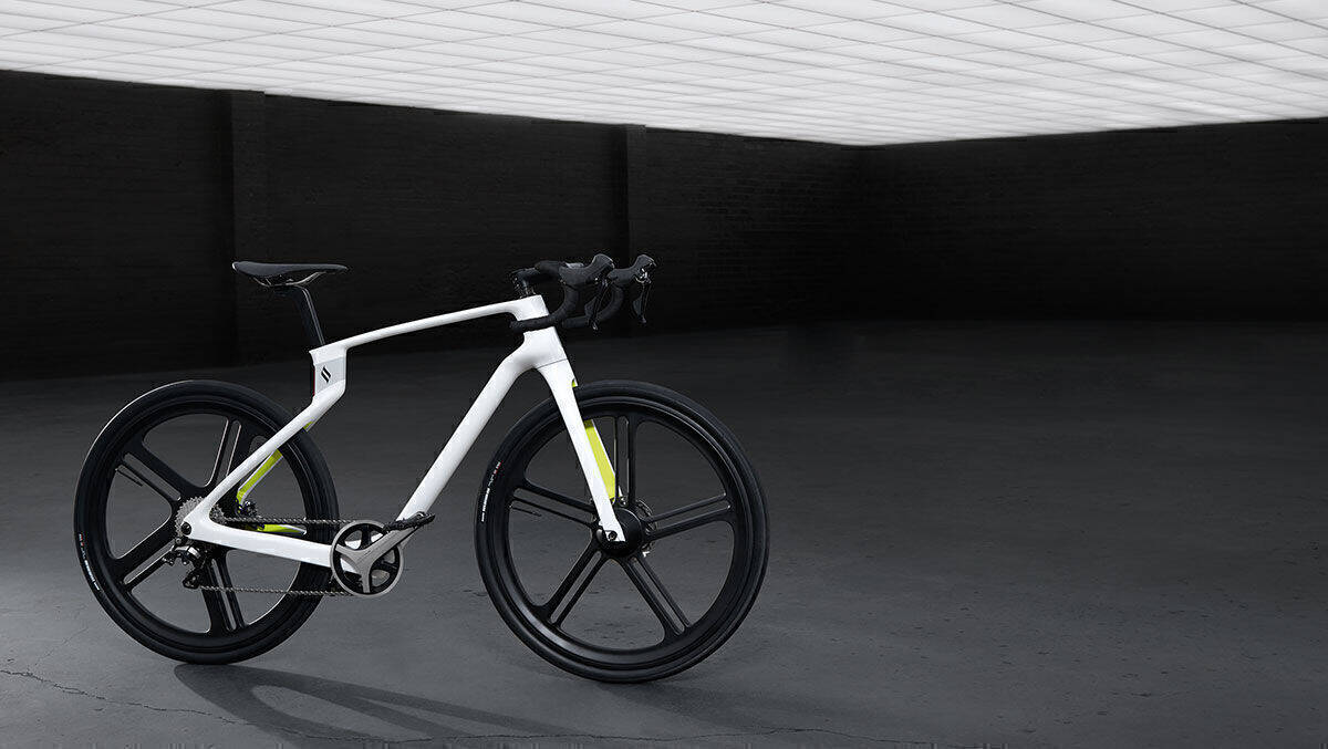 Der kalifornische Fahrradhersteller Superstrata hat mit der Technologie von Arevo das weltweit erste Unibody-Carbon-Bike vorgestellt, gefertigt aus einem einzigen Stück Kohlefaser.