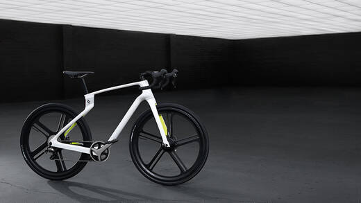 Der kalifornische Fahrradhersteller Superstrata hat mit der Technologie von Arevo das weltweit erste Unibody-Carbon-Bike vorgestellt, gefertigt aus einem einzigen Stück Kohlefaser.