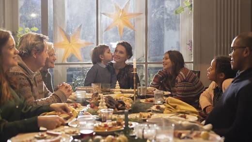 Ein Wunsch vieler Kinder für Weihnachten: Alle zusammen an einem Tisch.