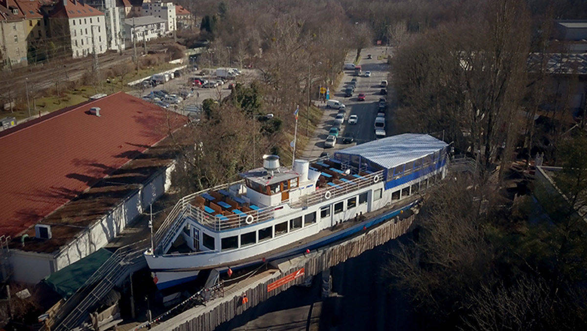 Die Alte Utting liegt heute auf einer alten Eisenbahnbrücke in München-Sendling vor Anker.