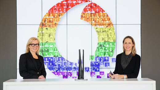 Vodafone ist Company of the Year. Bettina Karsch (rechts im Bild), Geschäftsführerin Personal, nahm den Award stellvertretend von Victoria Wagner in Empfang.
