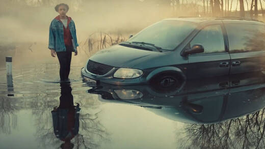 Die Protagonistin aus dem Spot beschäftigen die großen Fragen.