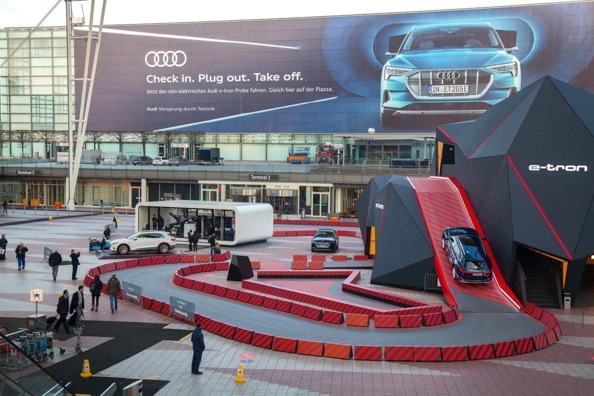 Der Audi-Meteorit vor dem 3400 Quadratmeter großen Werbebanner am Terminal 2 des Flughafens München