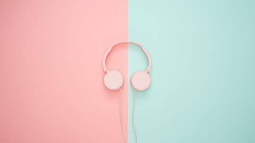 Wer Podcasts nutzt, widmet ihnen dabei einen Großteil seiner Aufmerksamkeit. Werbekunden gefällt das.