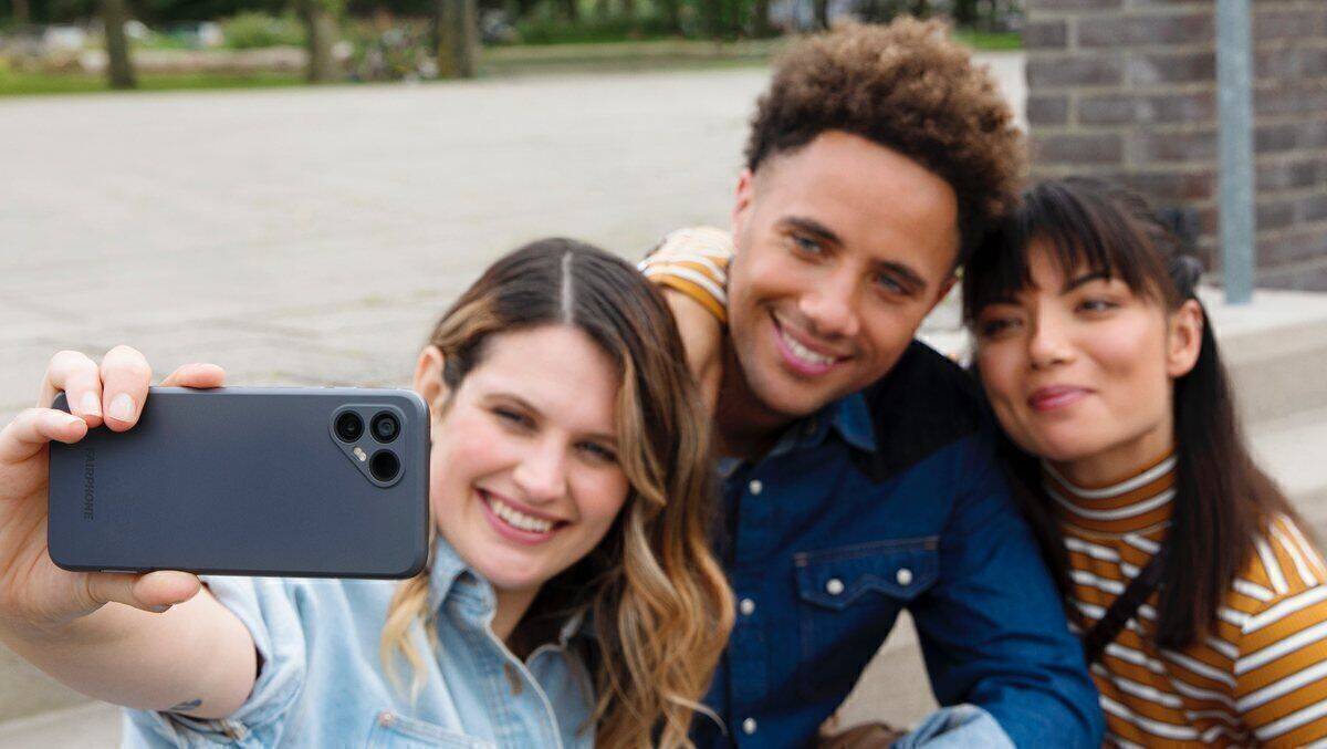 Selfie zu dritt: Das Fairphone 4 ist mit einer 48 MP Weitwinkel-Kamera, 120 Grad Ultraweitwinkel / Makro und 25 MP Selfie-Option ausgestattet.