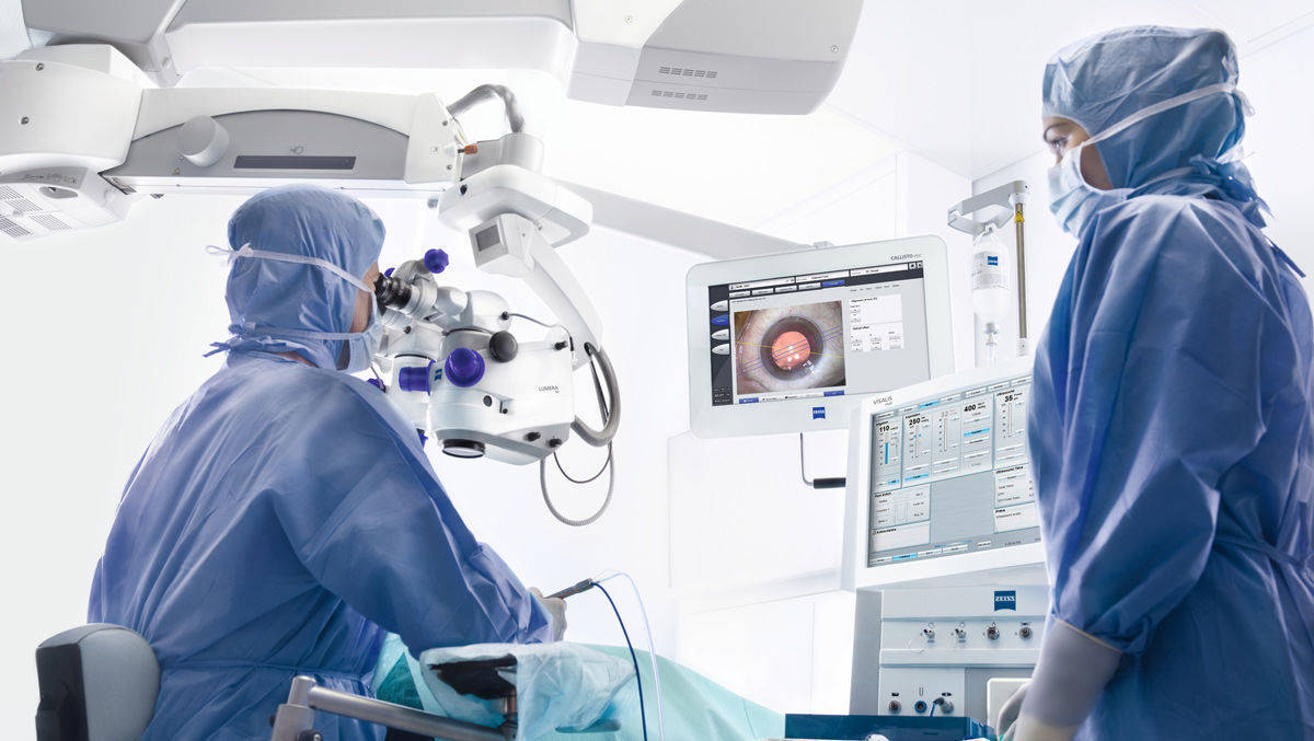 Zeiss ist nach eigenen Angaben Marktführer für Visualisierungslösungen in der Mikrochirurgie.